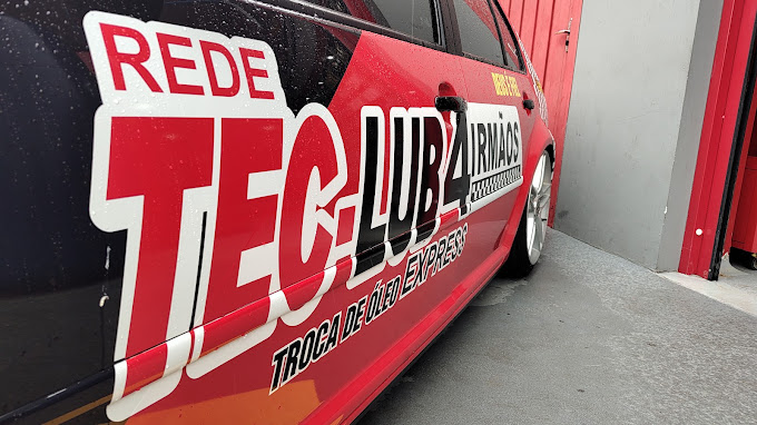 Detalhe do adesivo Rede Tec-Lub 4 Irmãos em veículo