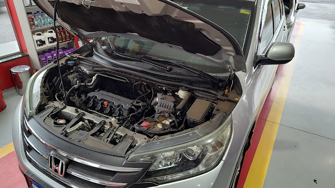 Motor aberto durante checagem na TecLub Jaguariúna